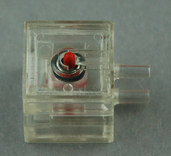 Pneumatik-Ventil offen, leicht vergilbt - transparent/rot