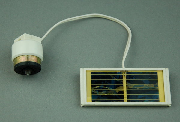 Solarmotor mit Solarzelle aus Icare Baukasten - weiß