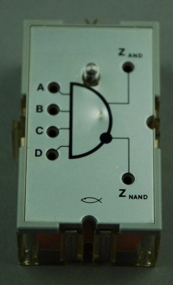 Elektronik-Baustein AND-NAND - verkratzt